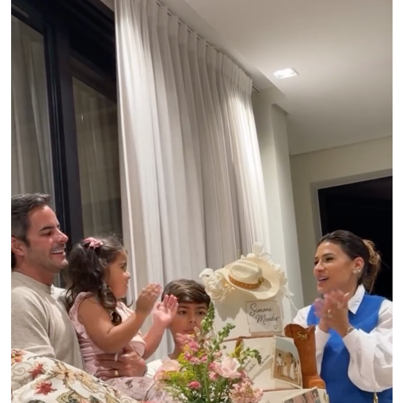 Simone Mendes cantou o 'parabéns' ao lado do marido, Kaká Diniz, e dos filhos Henry e Zaya