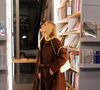 Marina Ruy Barbosa usa look monocromático marrom em livraria em São Paulo