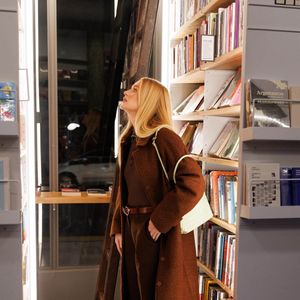 Marina Ruy Barbosa usa look monocromático marrom em livraria em São Paulo