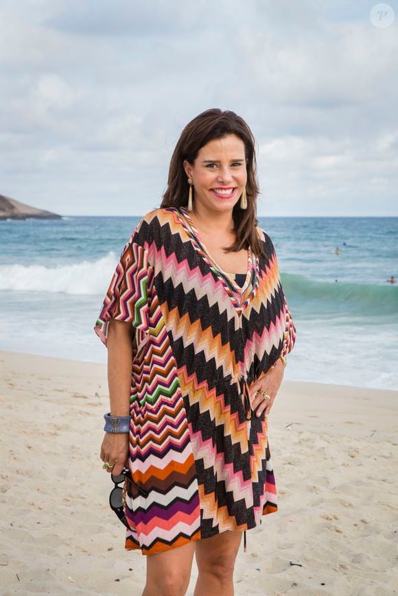 Narcisa Tamborindeguy recebeu R$ 6 mil de editora do grupo Record para lançar sua biografia, escrita por 12 meses nas madrugadas, mas na virada de 1999 para 2000, demissão de diretora mudou tudo