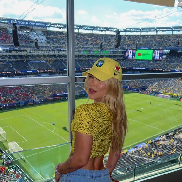 Virgínia Fonseca apostou em um biquíni cortininha metalizado para curtir a sauna do hotel onde está hospedada durante a cobertura da Copa do Mundo