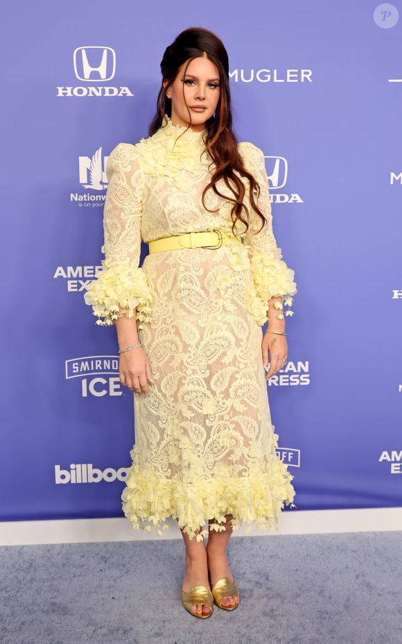 Lana Del Rey disse: "Quando você é uma pessoa introvertida como eu e está solitária há um tempo, e então encontra alguém que te entende, você se apega muito a essa pessoa".