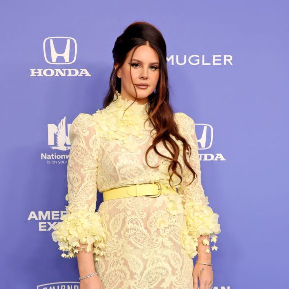 Lana Del Rey disse: "Quando você é uma pessoa introvertida como eu e está solitária há um tempo, e então encontra alguém que te entende, você se apega muito a essa pessoa".