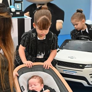 Pesquisas clássicas da psicologia apontam que crianças que recebem reforço excessivo e poucos limites tendem a apresentar mais agressividade e menor tolerância à frustração na fase pré-escolar