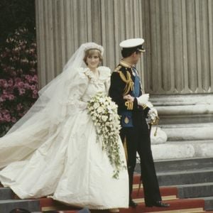 No dia do casamento da Princesa de Gales com o Rei Charles, Quelques Fleurs de Houbigant foi o perfume escolhido pela noiva