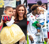 Mavie de Branca de Neve e Mel com camisa ‘papai’: filhas de Neymar e Bruna Biancardi roubam a cena com looks fofíssimos em jogo do Santos