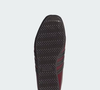 O modelo da Adidas tem solado de borracha, que proporciona aderência, além de modelagem padrão e fechamento por cadarço para um ajuste seguro