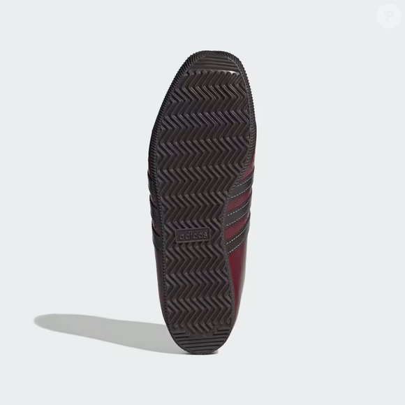 O modelo da Adidas tem solado de borracha, que proporciona aderência, além de modelagem padrão e fechamento por cadarço para um ajuste seguro