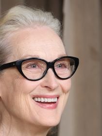 Nem procedimentos, nem cremes milagrosos: o maior segredo de beleza de Meryl Streep, hoje aos 76 anos e em 'O Diabo Veste Prada', é super inusitado e não custa nada