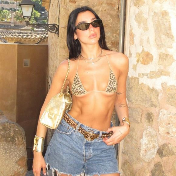 A atual joia favorita de Dua Lipa já apareceu na novela 'Vale Tudo': custa R$ 35.600 e não foi nem Maria de Fátima e nem Odete Roitman que usaram