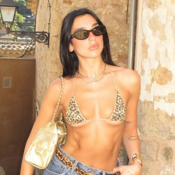 A atual joia favorita de Dua Lipa já apareceu na novela 'Vale Tudo': custa R$ 35.600 e não foi nem Maria de Fátima e nem Odete Roitman que usaram