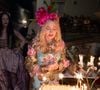 Madonna celebrou seus 68 anos na Grécia com um vestido azul da Dolce&Gabbana, estampado com flores rosas e detalhes dourados