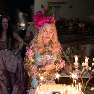 Madonna celebrou seus 68 anos na Grécia com um vestido azul da Dolce&Gabbana, estampado com flores rosas e detalhes dourados
