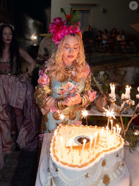 Madonna celebrou seus 68 anos na Grécia com um vestido azul da Dolce&Gabbana, estampado com flores rosas e detalhes dourados