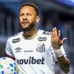 Absurdo! Menino que ganhou camisa do Santos de Neymar é alvo de xingamentos da torcida do Corínthians em estádio; jogador reage a ataques