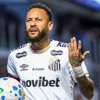 Absurdo! Menino que ganhou camisa do Santos de Neymar é alvo de xingamentos da torcida do Corínthians em estádio; jogador reage a ataques
