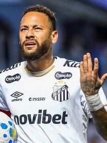 Absurdo! Menino que ganhou camisa do Santos de Neymar é alvo de xingamentos da torcida do Corínthians em estádio; jogador reage a ataques