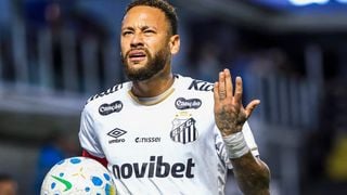 Absurdo! Menino que ganhou camisa do Santos de Neymar é alvo de xingamentos da torcida do Corínthians em estádio; jogador reage a ataques
