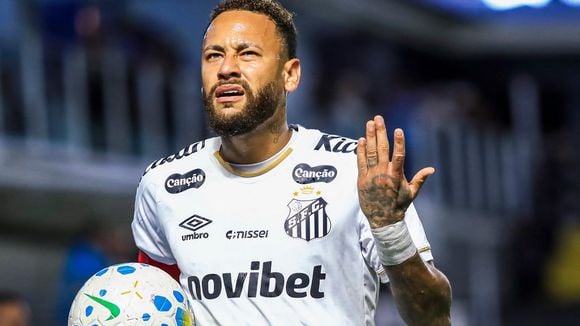 Absurdo! Menino que ganhou camisa do Santos de Neymar é alvo de xingamentos da torcida do Corínthians em estádio; jogador reage a ataques