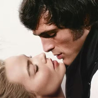 Assisti a 'O Morro dos Ventos Uivantes' sem ter lido o livro antes. Agora sinto que foi a melhor decisão que eu poderia ter tomado