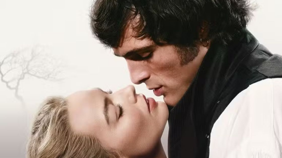 Assisti a 'O Morro dos Ventos Uivantes' sem ter lido o livro antes. Agora sinto que foi a melhor decisão que eu poderia ter tomado