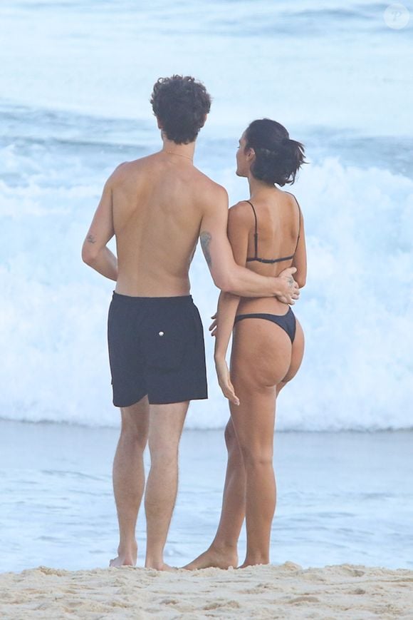 Shawn Mendes mantém a mão na cintura de Bruna Marquezine em momento de intimidade