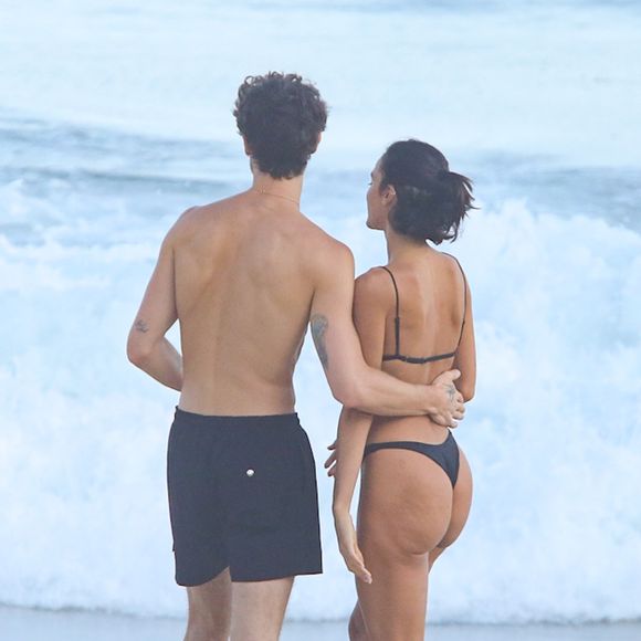 Shawn Mendes mantém a mão na cintura de Bruna Marquezine em momento de intimidade