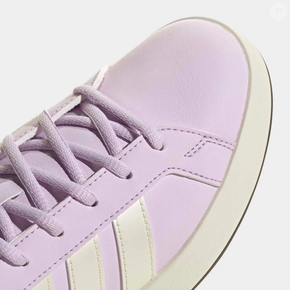 A tonalidade lavanda transforma o Adidas Grand Court Base 3.0 em um dos tênis mais românticos da temporada, perfeito para quem deseja adicionar cor ao visual de forma discreta e sofisticada