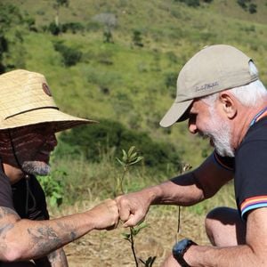 Bruno Gagliasso emocionou os seguidores ao homenagear o pai, Paulo César Pereira Marques, nas redes sociais. Ao compartilhar registros de momentos de descontração e contato com a natureza, o ator escreveu: "Você está em mim! Te amo, obrigado, pai". A publicação recebeu mensagens de condolências de fãs e famosos
