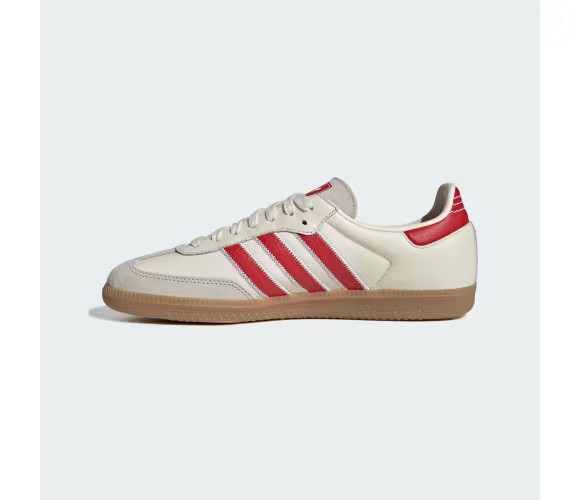 O Adidas Samba OG é uma opção para quem gosta de acompanhar tendências sem abandonar os clássicos. Sua cor lembra o morango cravejado, novo doce viral que combina morango fresco, brigadeiro branco e cobertura de chocolate branco com caramelo vermelho