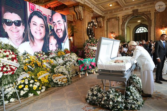 Francisco Gil se despediu da mãe com imagens da família passando ao fundo em telão de LED