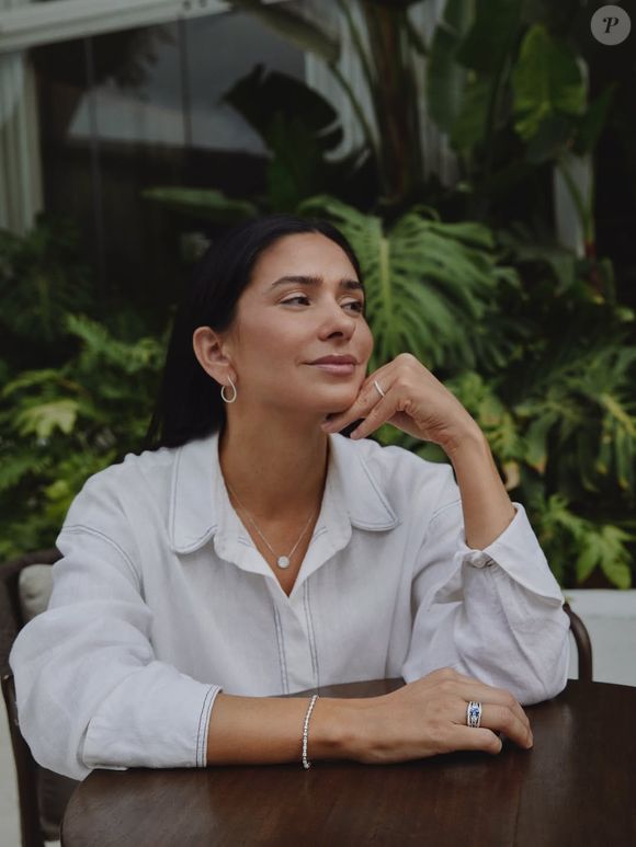 Influenciadora Agostina Saracco sugere combinação com camisa branca e calça jeans ampla para um look leve e sofisticado