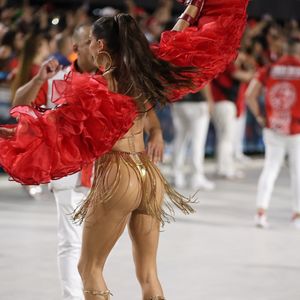 O fio dental de Deborah Secco valorizou o bumbum da atriz