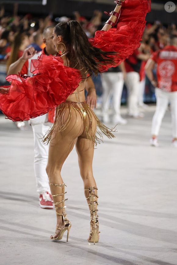 O fio dental de Deborah Secco valorizou o bumbum da atriz