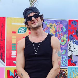 Fiuk canta: ‘De brinde a família, acertei na loteria. Pai com dinheiro, sim, mas o porra é narcisista’