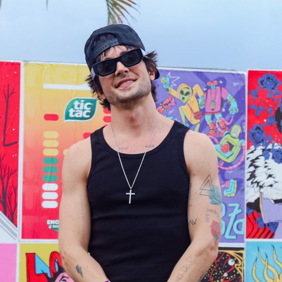 Fiuk canta: ‘De brinde a família, acertei na loteria. Pai com dinheiro, sim, mas o porra é narcisista’