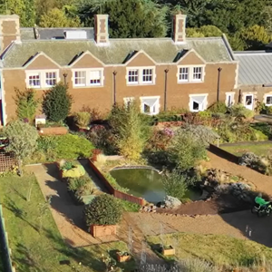 A casa da infância de princesa Diana ganhou uma nova função depois de deixar de ser residência da família Spencer. Segundo reportagem publicada pela People em 2015, a então rainha ofereceu Park House à organização Leonard Cheshire Disability, em 1983, para funcionar como hotel destinado a pessoas com deficiência.