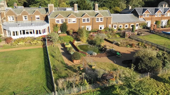 A casa da infância de princesa Diana ganhou uma nova função depois de deixar de ser residência da família Spencer. Segundo reportagem publicada pela People em 2015, a então rainha ofereceu Park House à organização Leonard Cheshire Disability, em 1983, para funcionar como hotel destinado a pessoas com deficiência.