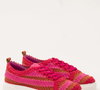 O Tênis Multicolor Ivy, da carioca Sonho dos Pés, aposta no efeito 'crochê de vovô' com cabedal em tricô e crochê estruturado, recortes multicoloridos e pespontos. Na combinação fucsia, amora e terracota, o modelo custa R$ 89,90