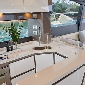 Design interno da lancha de Bell Marques combina acabamento premium e funcionalidade
