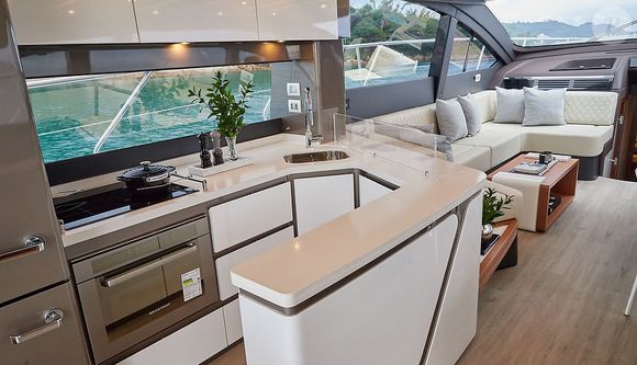 Design interno da lancha de Bell Marques combina acabamento premium e funcionalidade