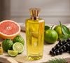 Com limão siciliano, toranja, bergamota e pimenta rosa nas notas de topo, o Asir L'Qalb ganha uma abertura cítrica que transmite uma sensação revigorante e luminosa