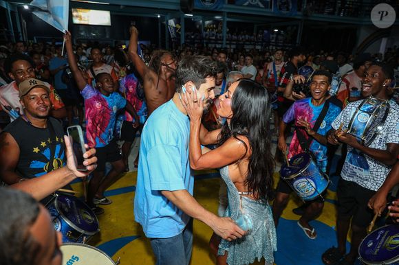 Beijo, samba e brilho! Sabrina Sato e Nicolas Prattes agitam ensaio da Vila Isabel