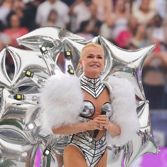 Xuxa: ‘Tirei cabelinhos da parte de trás da cabeça e coloquei aqui em cima, na rodelinha, e na frente, nas entradas’, disse ela ao jornal Extra