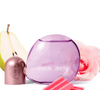 O perfume Muito Desobediente mistura notas de pera, rosa e pipoca em composição floral frutal que promete unir frescor, sofisticação e rebeldia