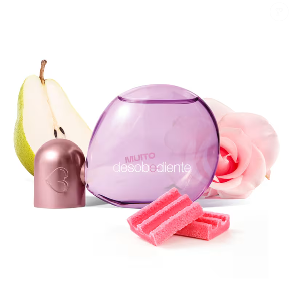 O perfume Muito Desobediente mistura notas de pera, rosa e pipoca em composição floral frutal que promete unir frescor, sofisticação e rebeldia