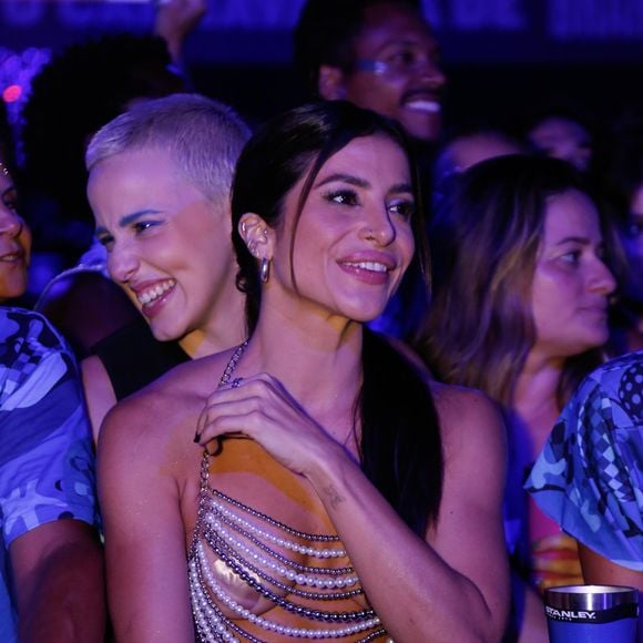 A "morena misteriosa" em questão é a também atriz Natália Rosa, conhecida por seu trabalho em novelas e peças teatrais