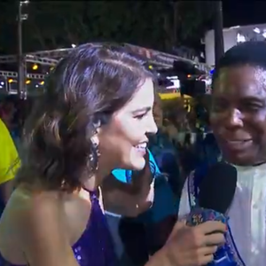 Neguinho da Beija-Flor foi ovacionado pelo público antes mesmo do seu desfile e reagiu com simpatia