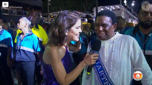 Neguinho da Beija-Flor foi ovacionado pelo público antes mesmo do seu desfile e reagiu com simpatia