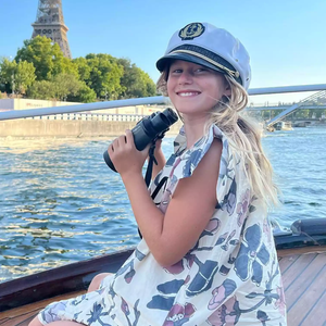 Apaixonada por moda e equitação, ela já participou de sessões de fotos com a mãe, inclusive em Paris.